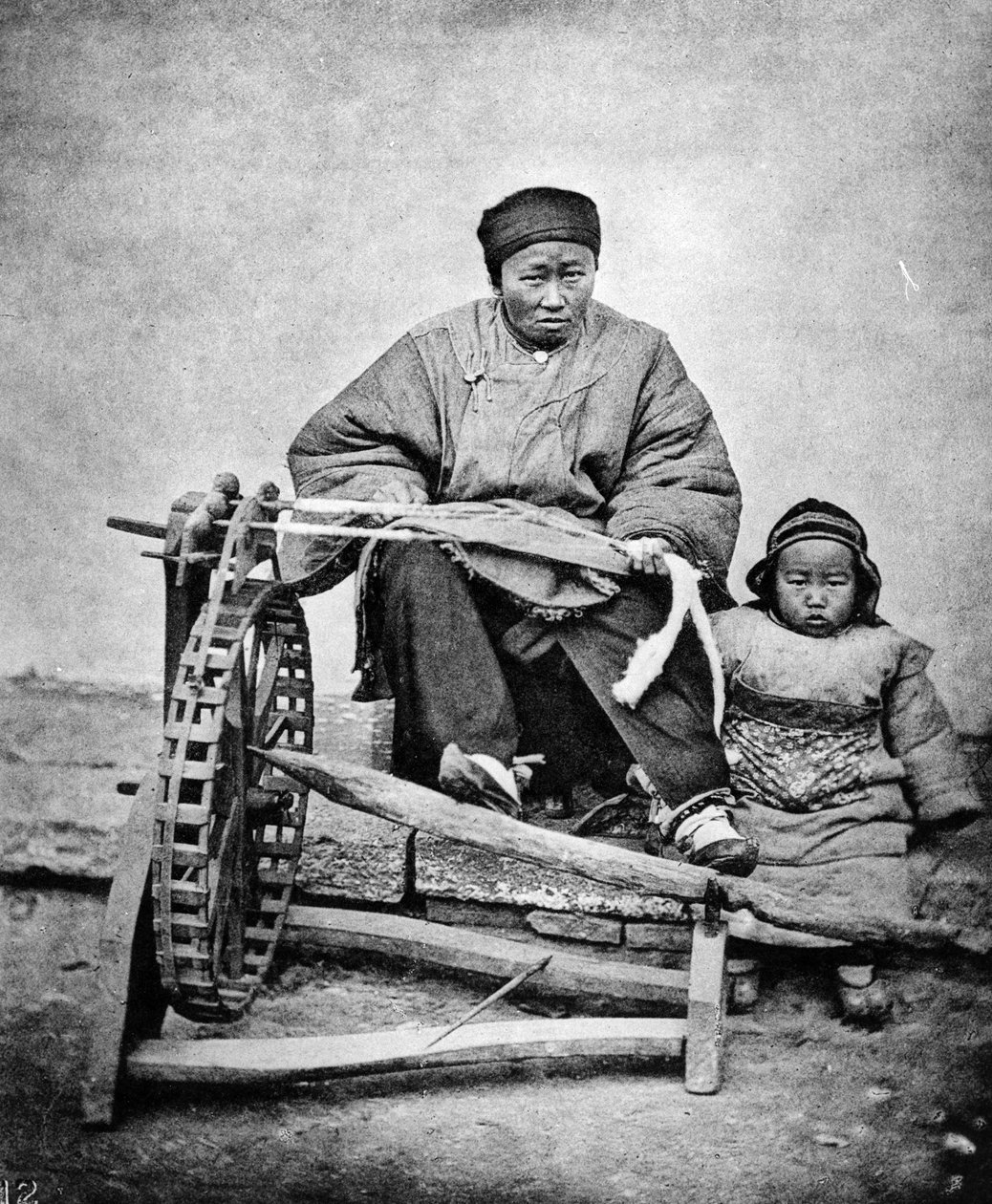 Kvinde og barn med spindehjul, ca. 1870