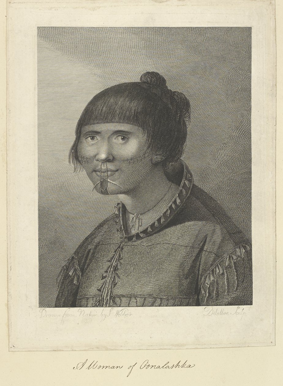 En kvinde fra Oonalashka. Tegnet fra naturen af J. Webber og indgraveret af Jean-Marie Delatre. Tegning af hoved og skuldre af en kvinde, der ser trekvart til venstre. Hun er iført en tætsiddende sælskindsfrakke, fra hvis sømme hænger vedhængperler. Han af John (after) Webber