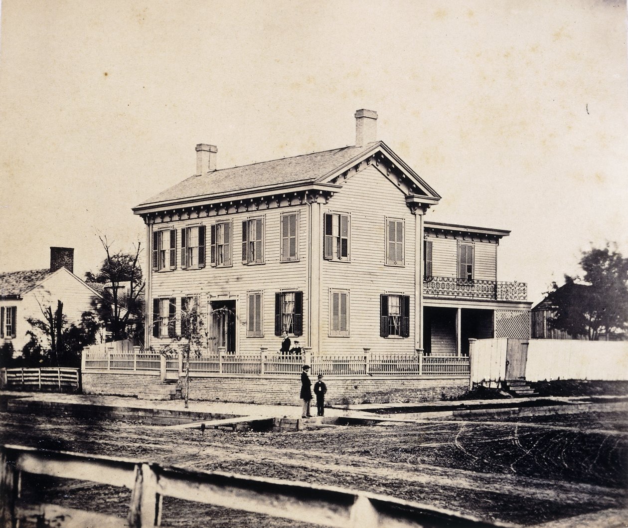 Abraham Lincoln poserer foran sit hjem i Springfield, Massachusetts, ca. 1860