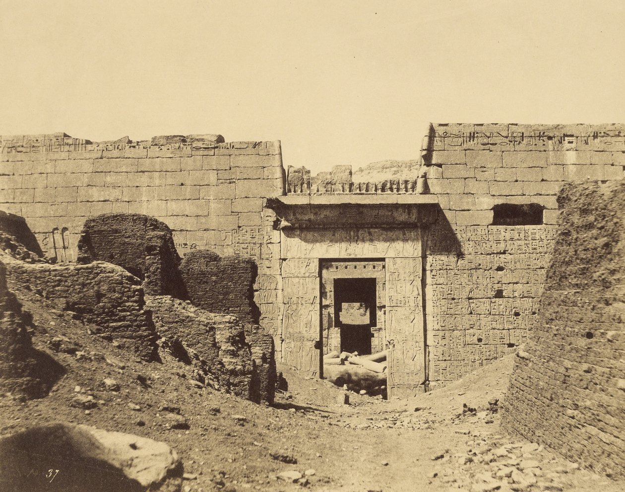 [Médinet-Habou, Ramses Méïamoun-paladset, indgangen til den anden gård]. af John Beasley Greene