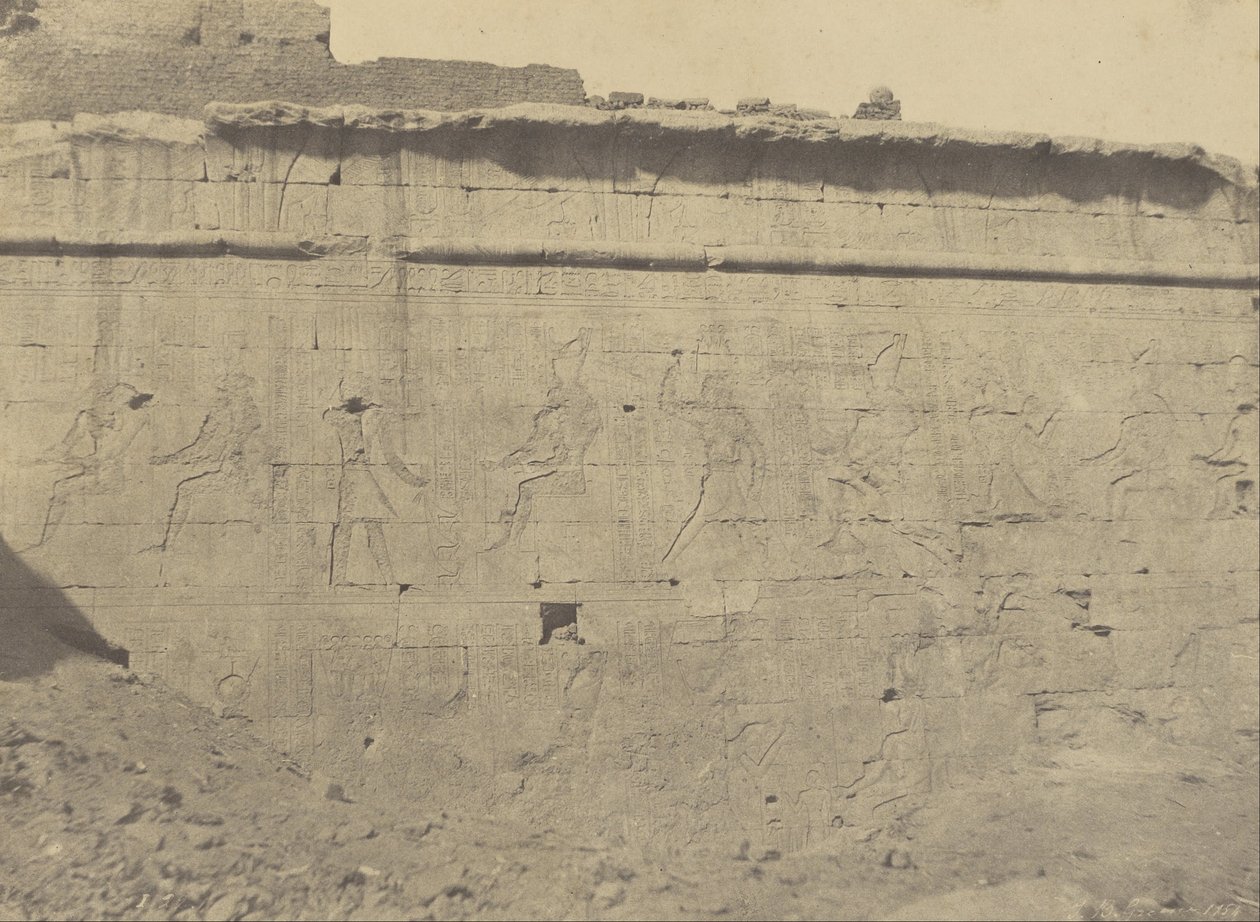 Edfu, skulpturer og indskrifter af den østlige facade af indhegningsvæggen af John Beasly Greene