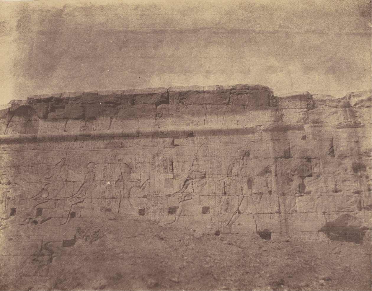 Edfu, skulpturer og inskriptioner på den østlige facade af indhegningsmuren af John Beasly Greene