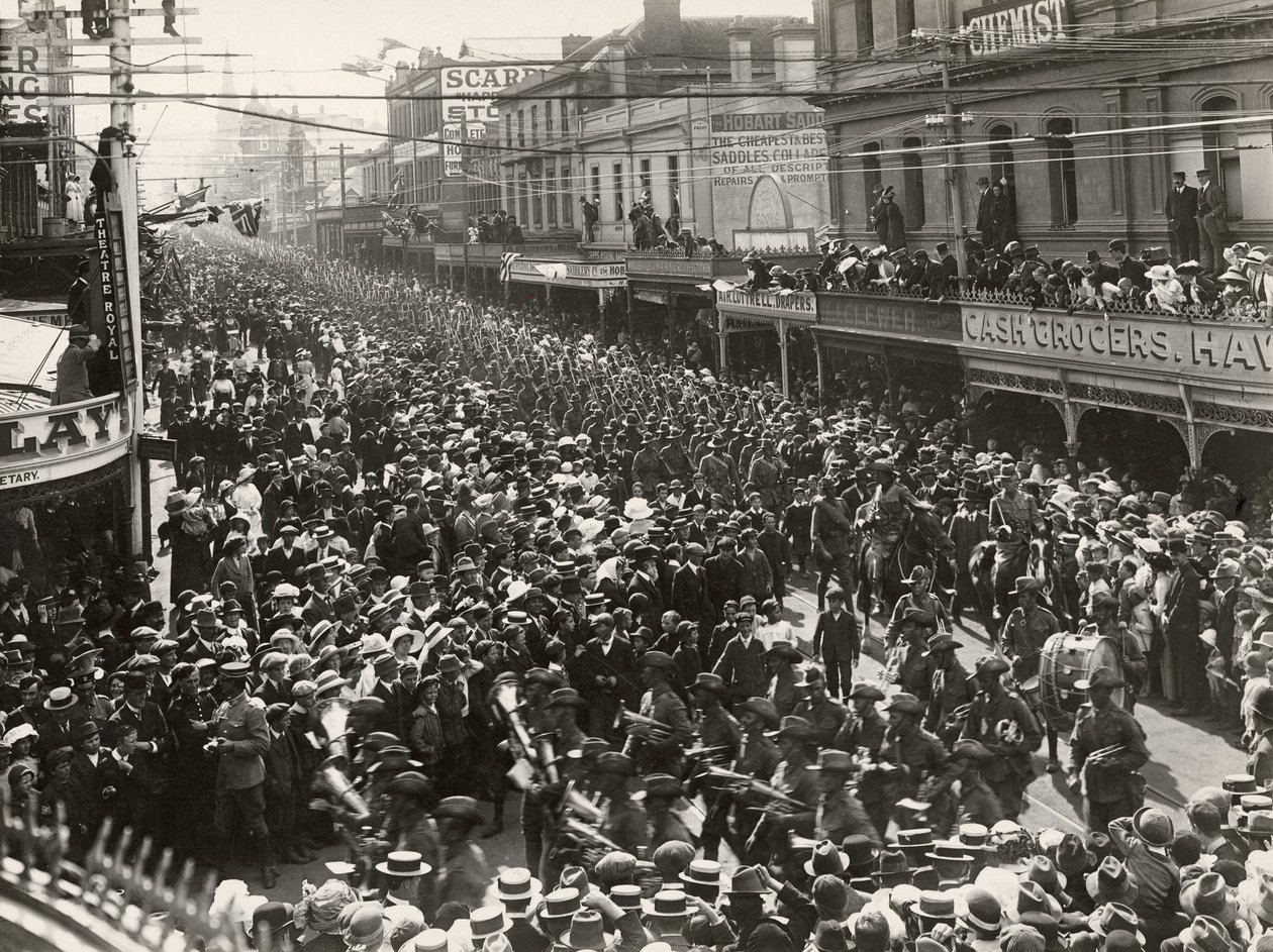 12. bataljon, AIF, marcherer gennem byen før afgang til oversøisk tjeneste, Hobart, Tasmanien, 14. oktober 1914 af John Beattie