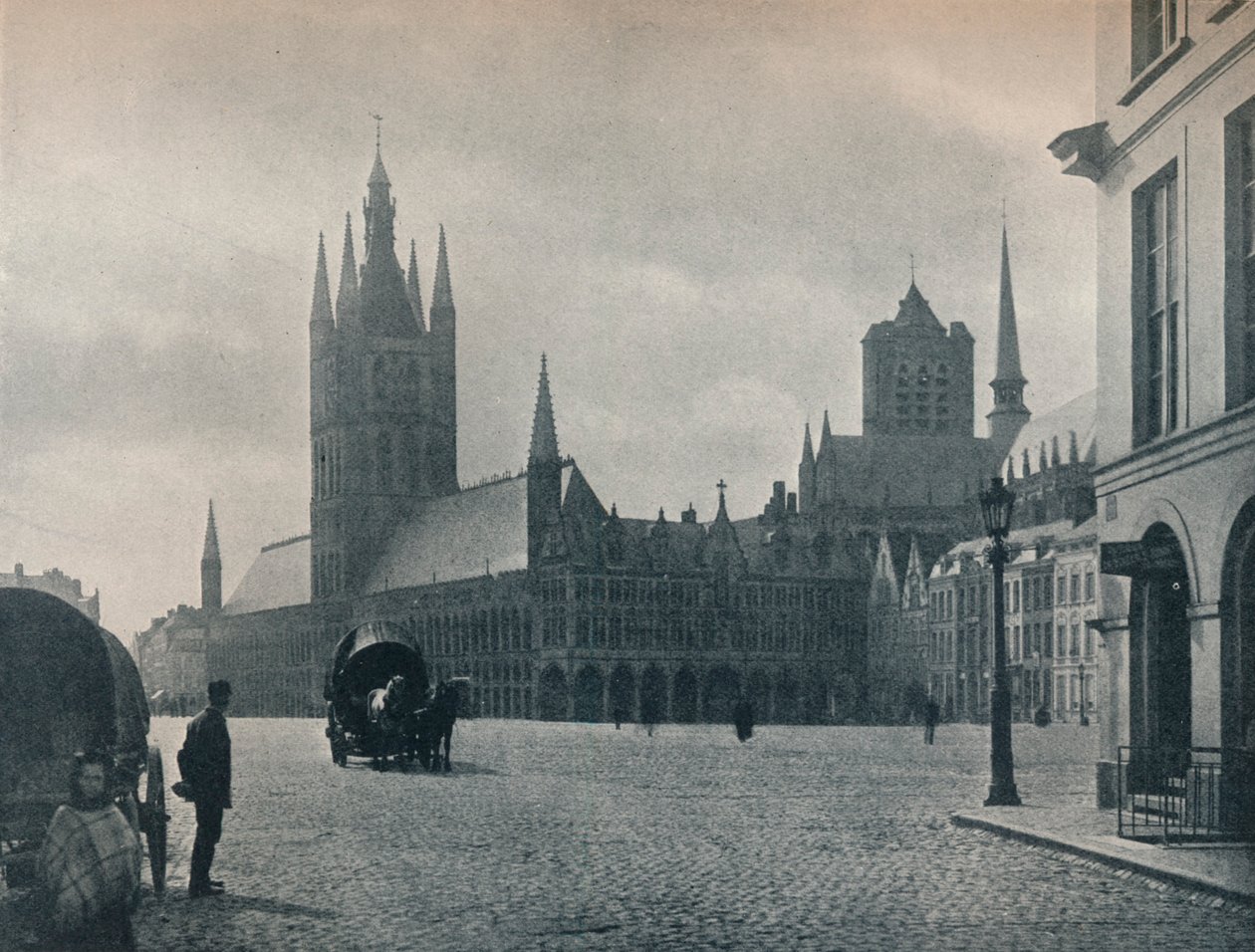 Rådhuset og tøjhallen, Ypres, Belgien, c1900 1914-1915 af John Benjamin Stone