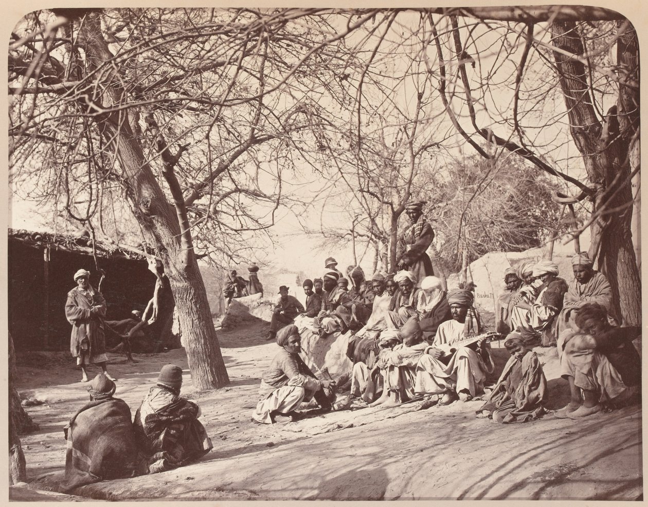 En gadescene i Jalalabad by, 1878 af John Burke