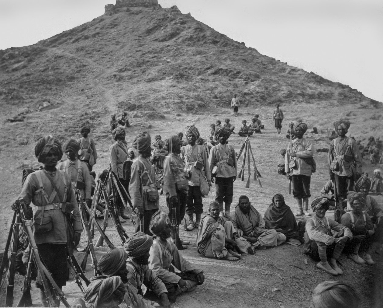 Standsning af fanger fra Bassaule med en eskorte af 45. indfødte infanteri på Khurd Khyber, 1878-79 af John Burke