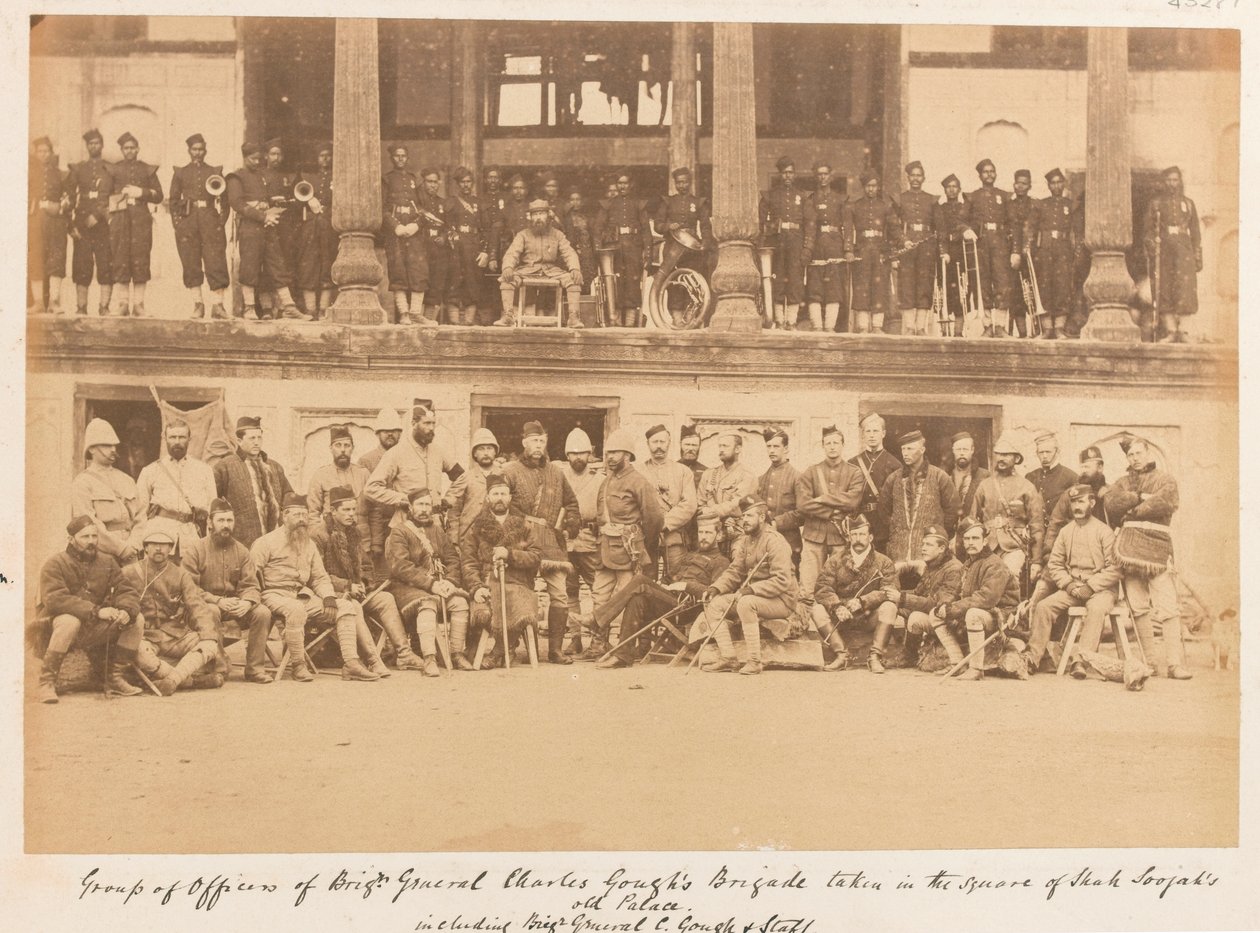 Officerer og mænd fra brigadegeneral Goughs brigade taget på pladsen i Shah Shujahs palads, 1880 af John Burke