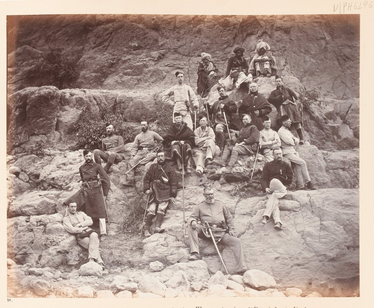 ?Officerer fra det 51. regiment på Sultan Tarra, der viser forskellige tjenesteuniformer båret?, 1878 af John Burke