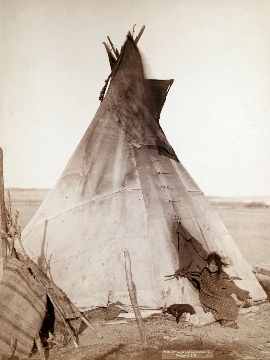 Oglala-pige, der sidder foran Tipi af John C. H. Grabill