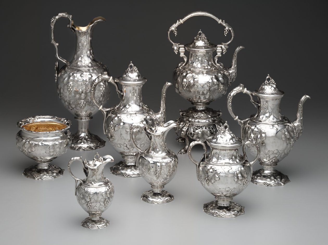 Vandkedel på stativ, kaffekande, chokoladekande, slopskål, sukkerskål, mælkekande, flødekande og ævle, ca. 1851 (sølv og elfenben) af John Chandler Moore