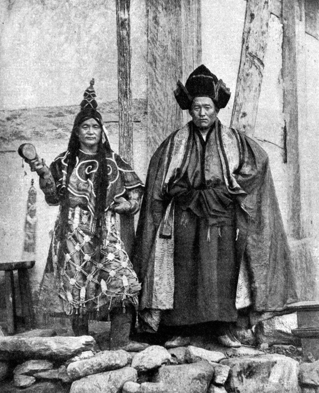 Lamistiske præster i Sikkim iført klæder, Talung kloster, Indien, 1922. af John Claude White