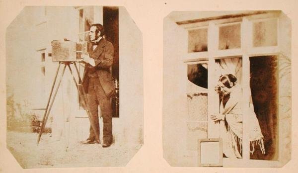 Selvportræt til venstre og Emma Thomasina Llewelyn (1808-81) udskriver et papirnegativ i solen til højre af John Dillwyn Llewelyn