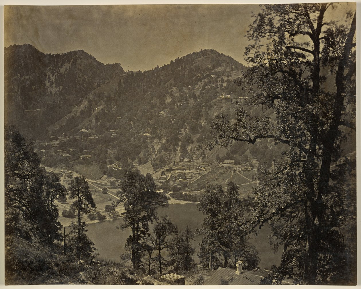 Vores hotel, Nynee Tal af John Edward Saché