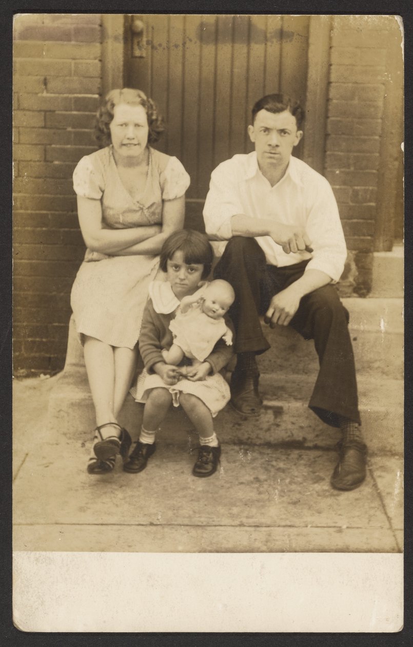 [Familie med dukke på trappe] af John Frank Keith