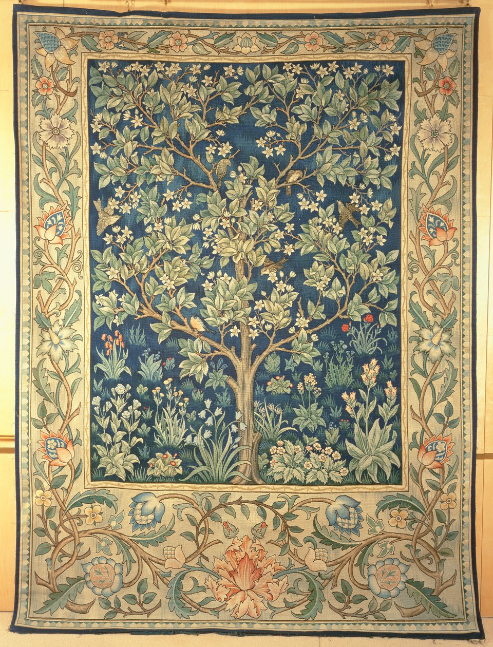 Træportiere-tæppe, lavet til William Morris & Co., ca. 1909 af John Henry Dearle