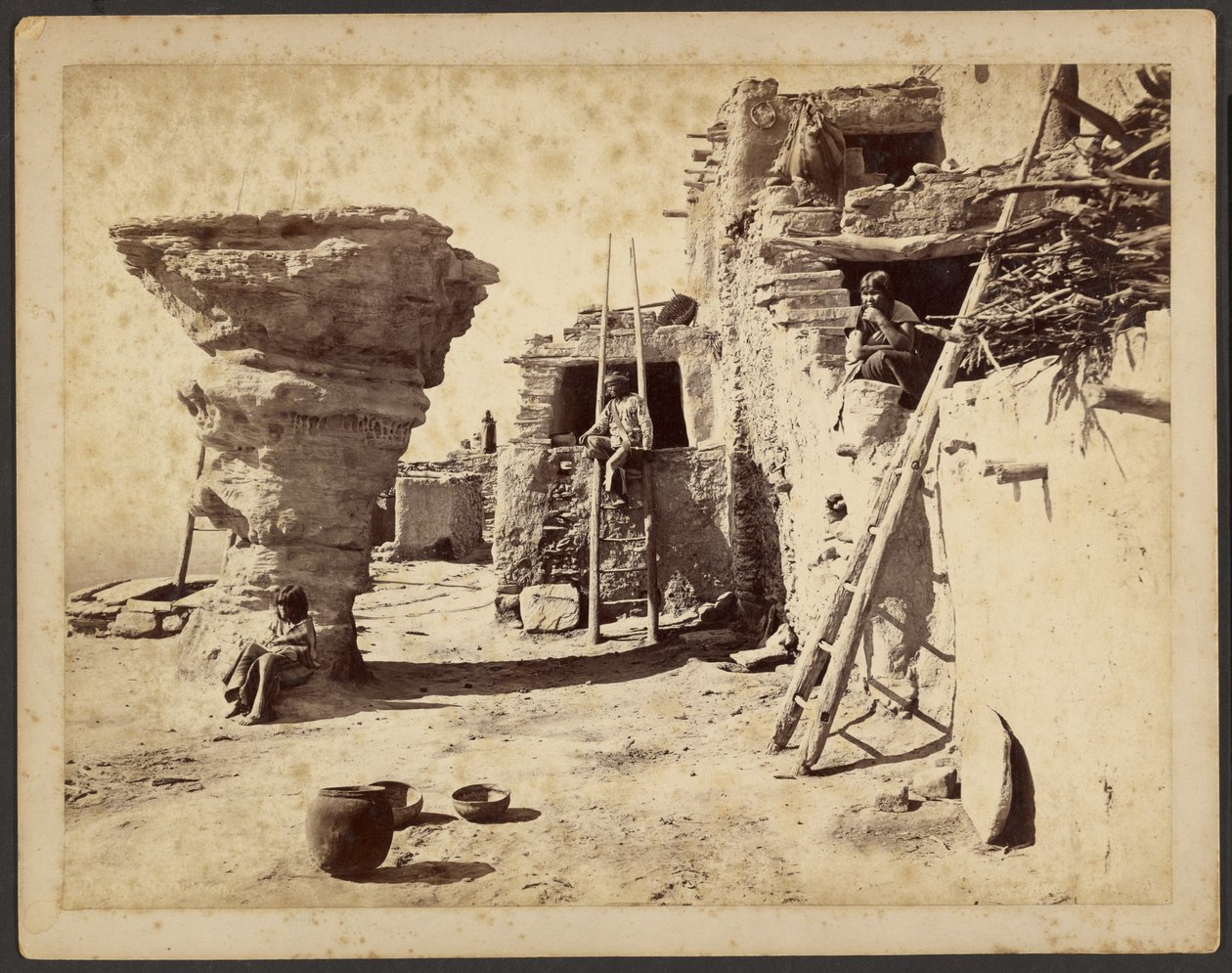 Danseklippen ved Walpi Pueblo, Arizona af John K. Hillers