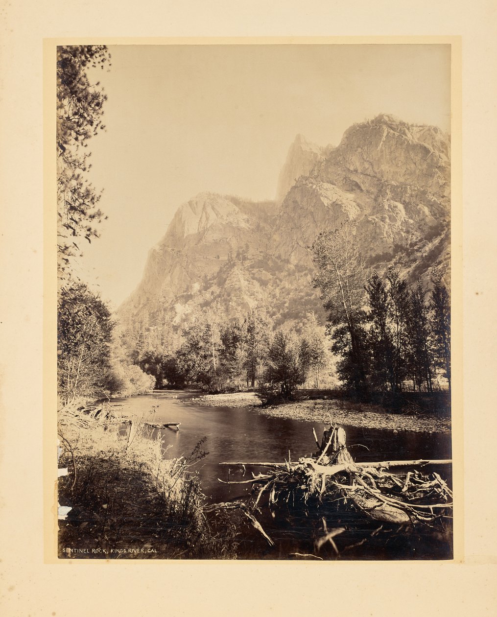 Sentinel Rock, Kings River, Californien af John K. Hillers