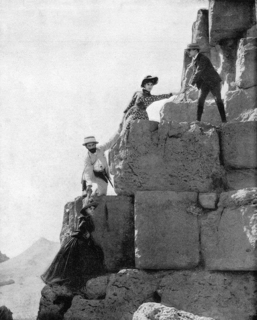Klatring af Den Store Pyramide, Egypten, slutningen af det 19. århundrede af John L. Stoddard