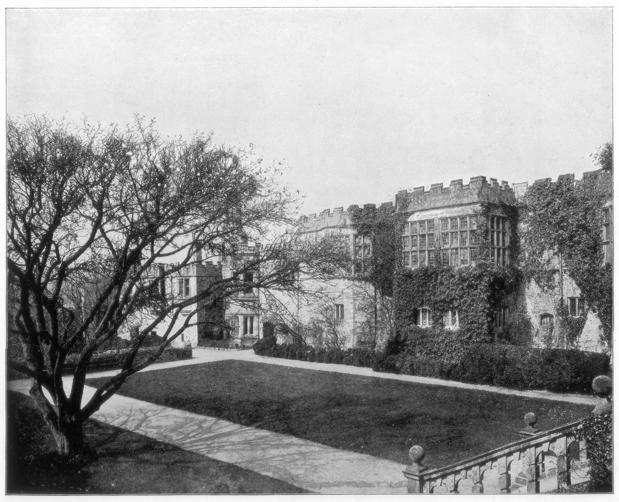 Haddon Hall nær Bakewell, Derbyshire, England, slutningen af det 19. århundrede. af John L. Stoddard