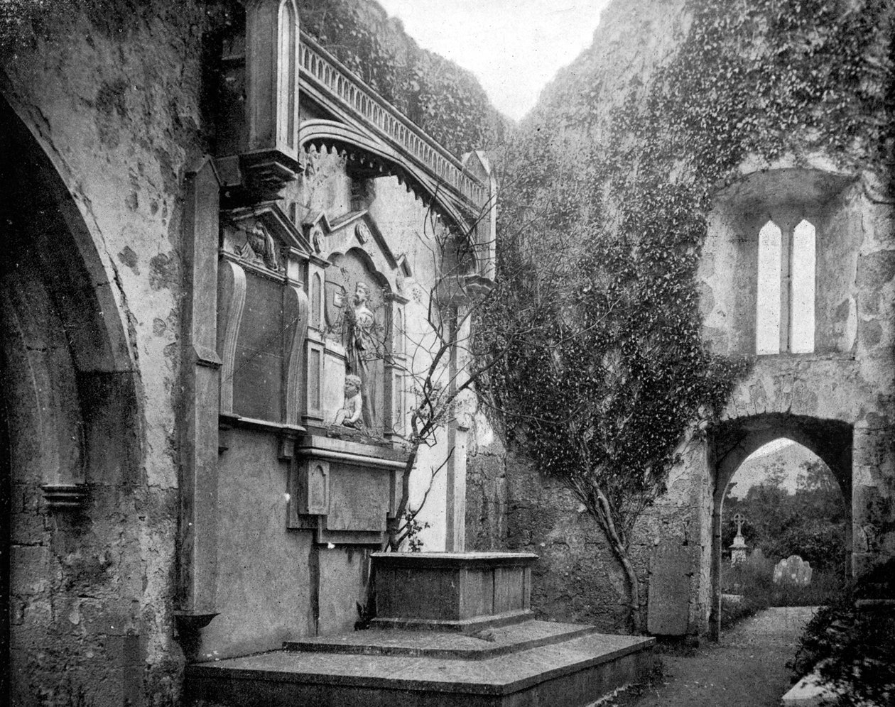 Muckross Abbey, Lakes of Killarney, Irland, 1893. af John L. Stoddard