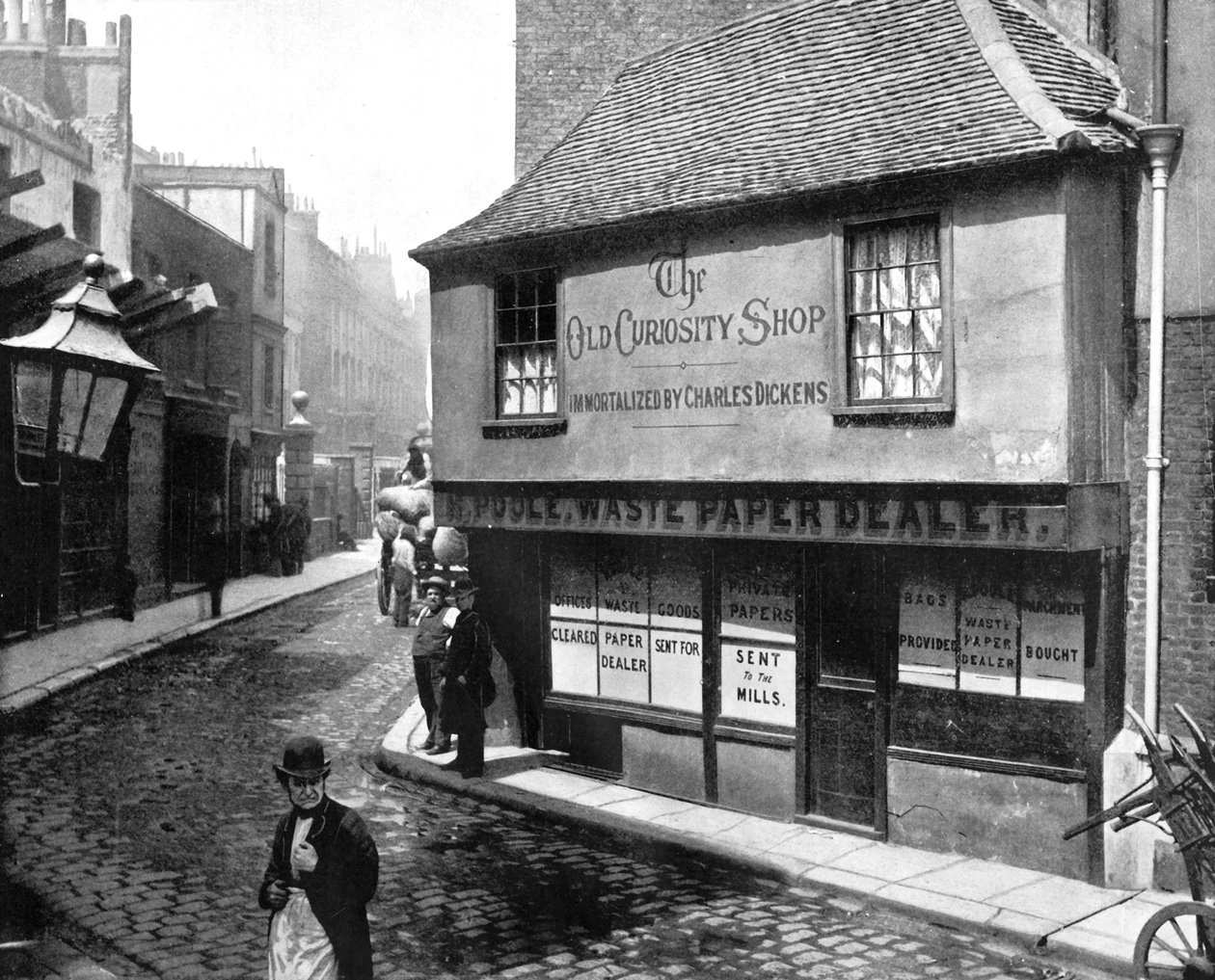 Old Curiosity Shop, London, 1893. af John L. Stoddard