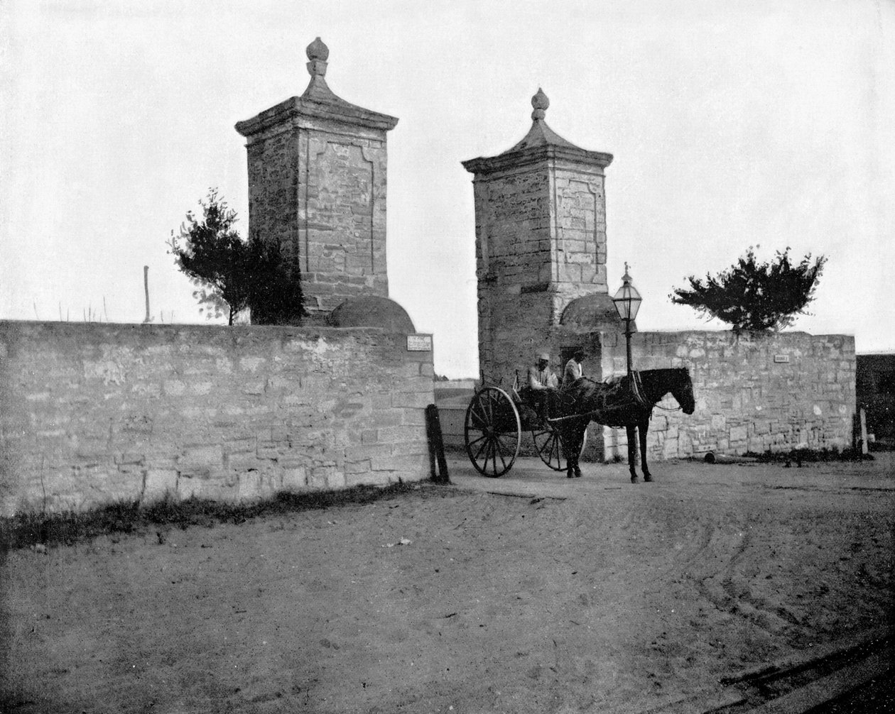 The Old City Gate, St. Augustine, Florida, USA, 1893. af John L. Stoddard