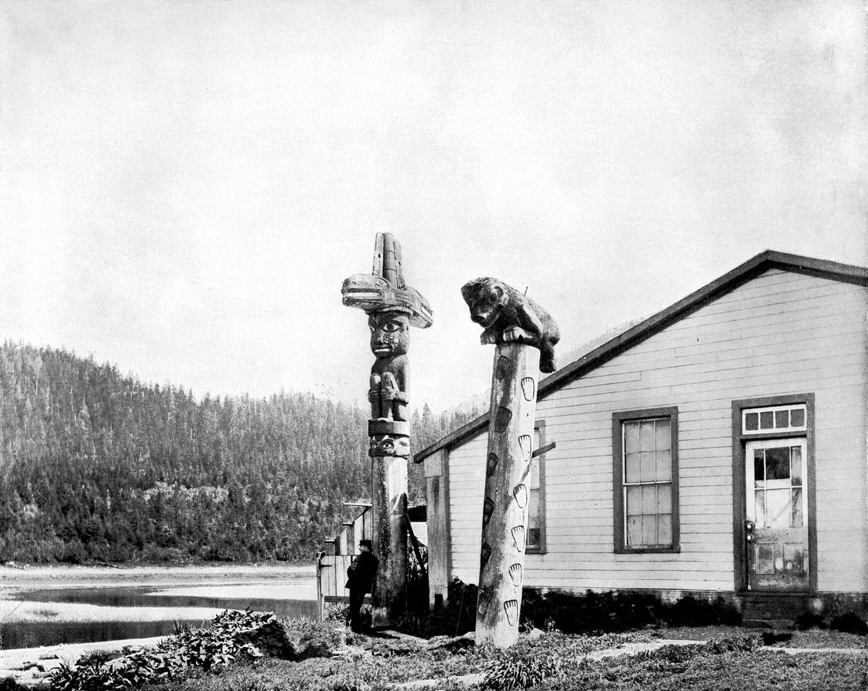 Totempæle, Alaska, USA, 1893. af John L. Stoddard