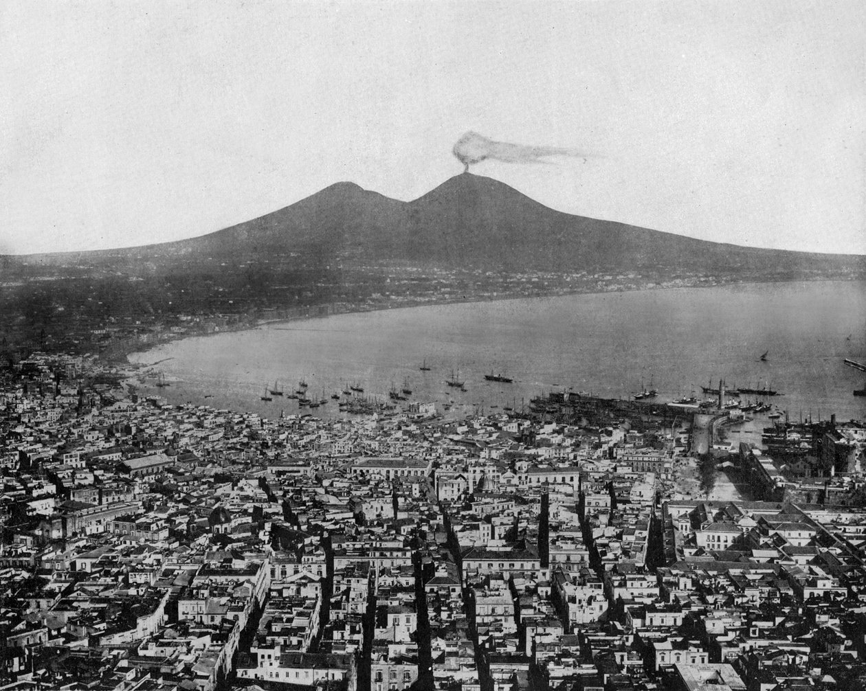 Udsigt over Napoli-bugten (Italien) og i baggrunden Vesuv (Vesuv) (s/h foto) af John Lawson Stoddard