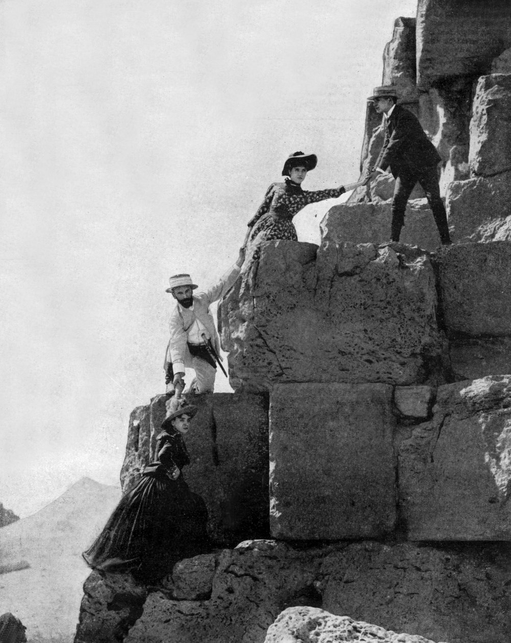 Bestigning af den store pyramide af Cheops i Giza, Egypten, ca. 1890 (s/h-billede) af John Lawson Stoddard