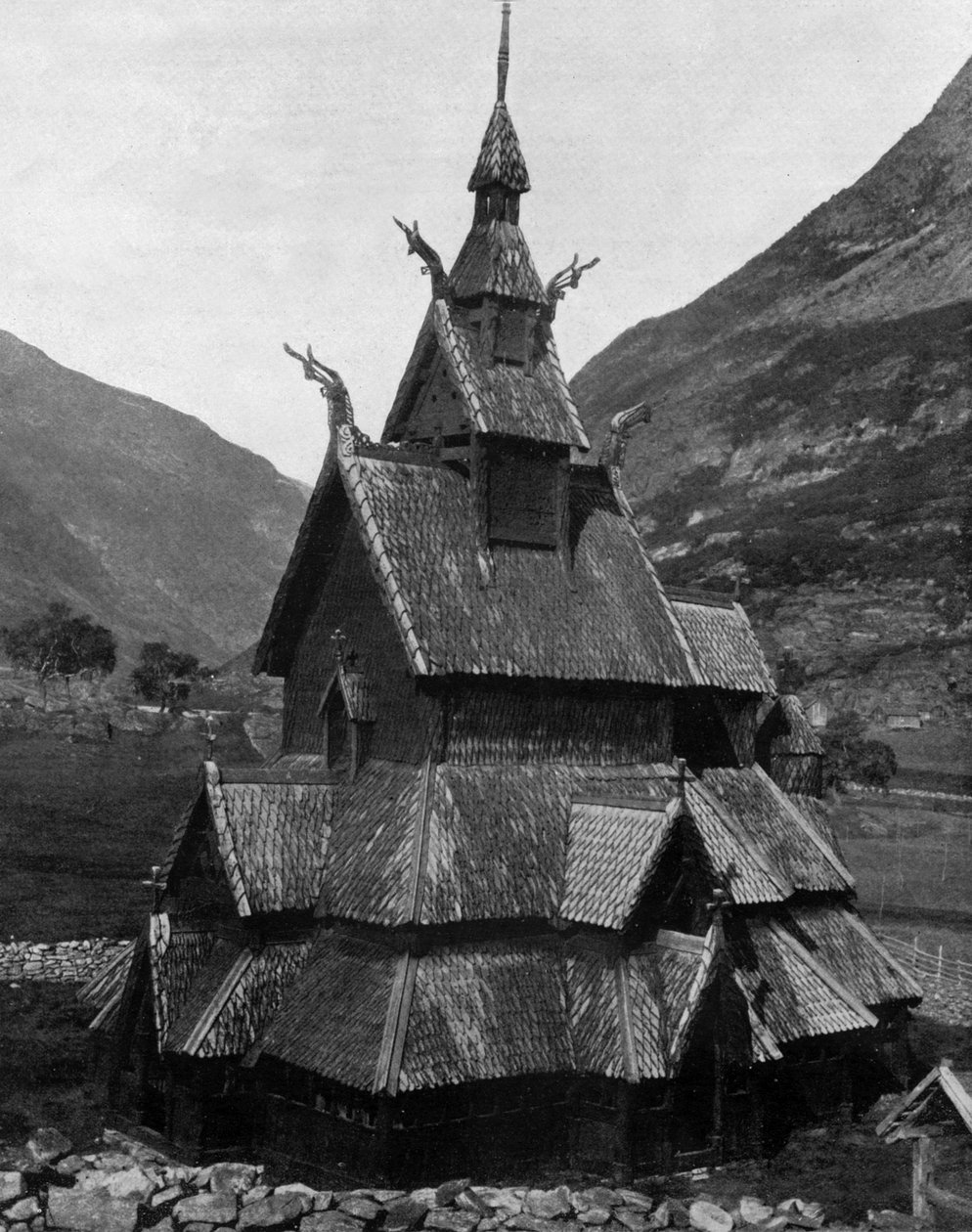 Borgund trækirke i Norge (1100-tallet) (s/h foto) af John Lawson Stoddard