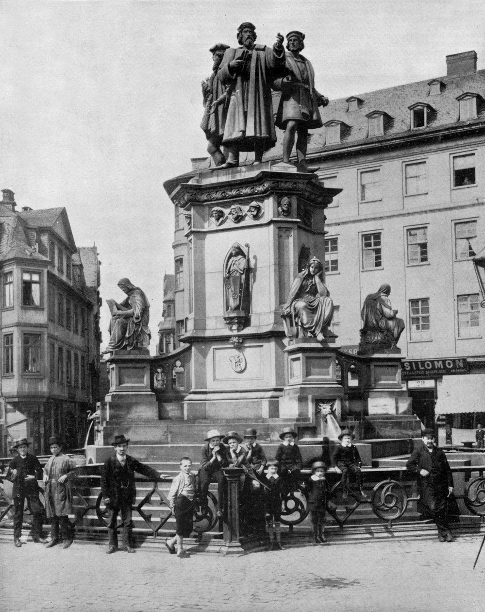 Monument til minde om Gutenberg (v.1397-1468) tysk opfinder af trykpressen, Frankfurt (s/h foto) af John Lawson Stoddard