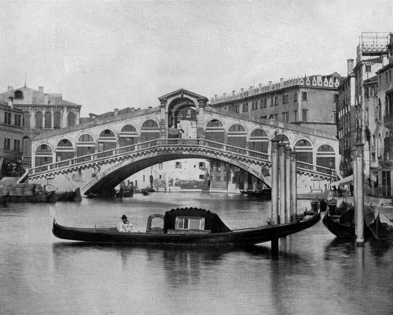 Rialtobroen i Venedig (s/h foto) af John Lawson Stoddard