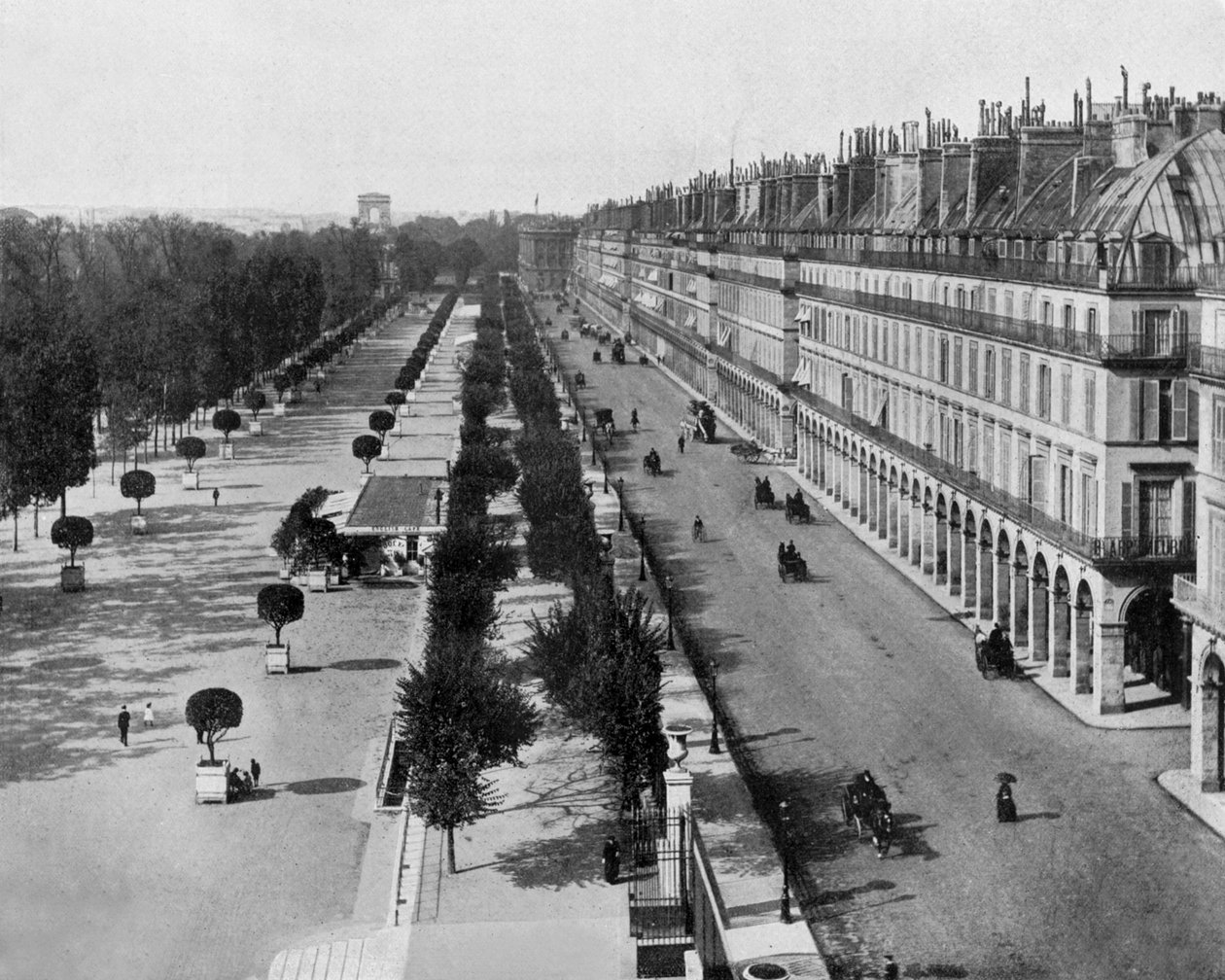 Rivoli-gaden i Paris, på l: Tuileries-haven, i baggrunden: Triumfbuen, ca. 1900 (s/h-billede) af John Lawson Stoddard
