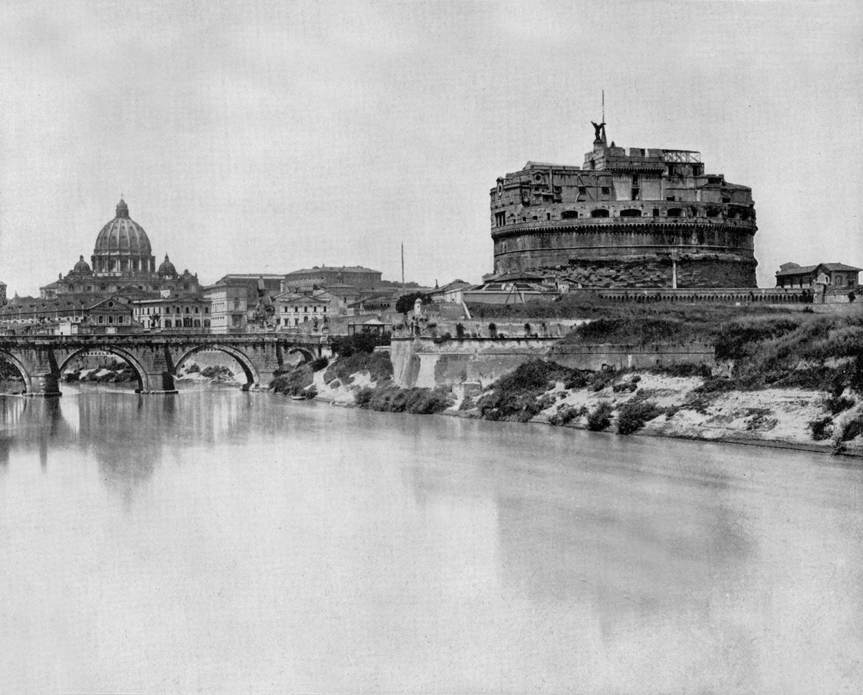 San Angelo slot og bro over floden Tiberen, i baggrunden: Basilica Saint Peter i Rom (s/h foto) af John Lawson Stoddard
