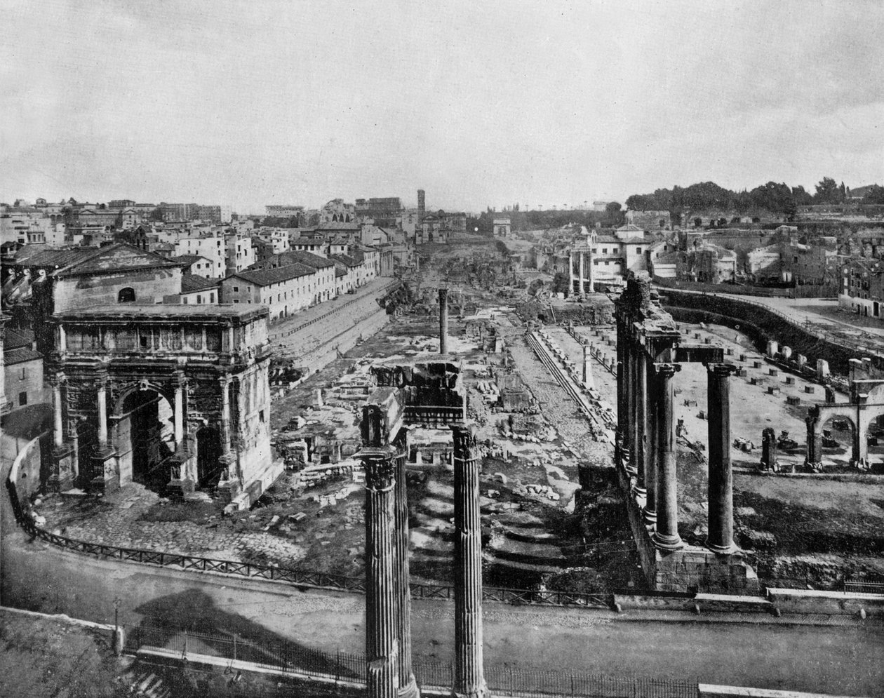 Forummet i Rom med ruiner af oldtidsmonumenter: Buen af Septime Severe (l), søjler af Saturne-templet (r) og søjler af Vespasian-templet (c, forgrund) (s/h foto) af John Lawson Stoddard