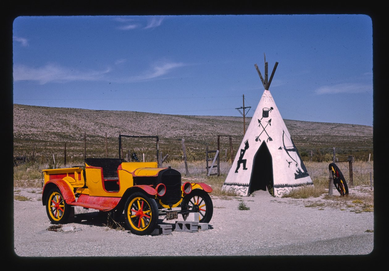 Apache Canyon Trading Post, tipi og bil, Routes 62 og 180, Whites City, New Mexico, USA af John Margolies