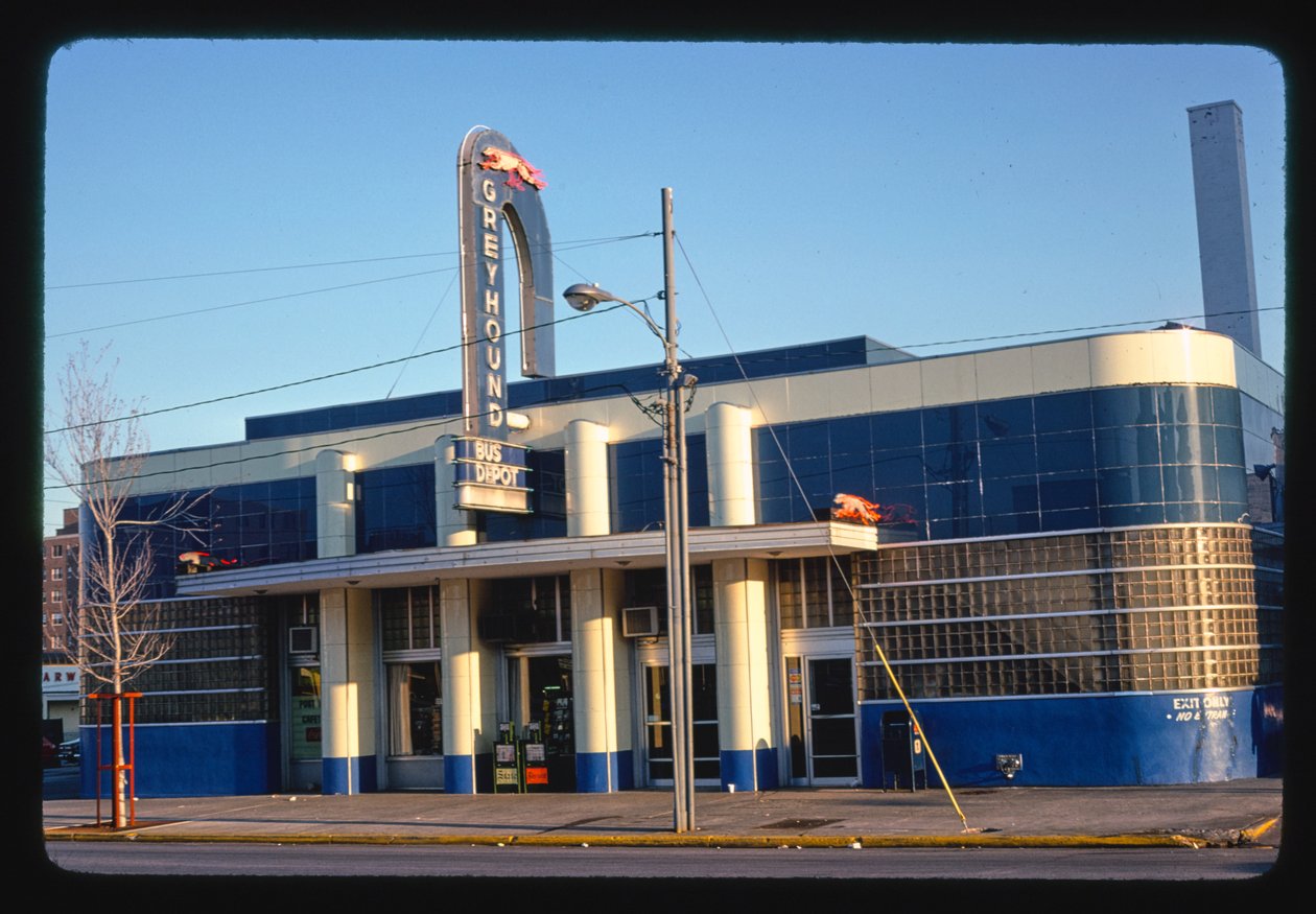 Greyhound Bus Depot, Columbia, South Carolina, USA af John Margolies