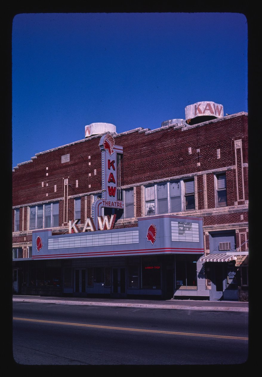 Kaw Theater, Washington Street, Junction City, Kansas, USA af John Margolies