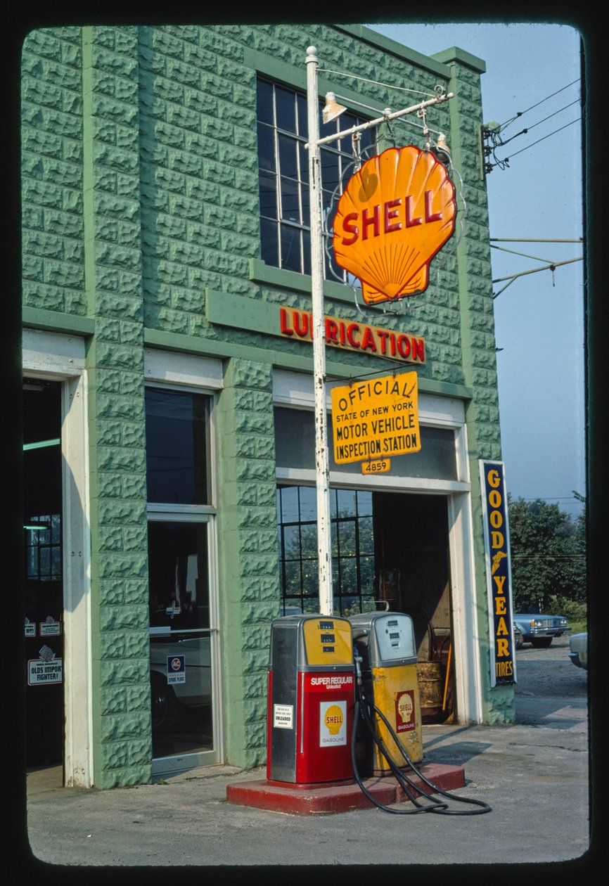 Shell Benzin Station, Delaware Street, Walton, New York, USA af John Margolies