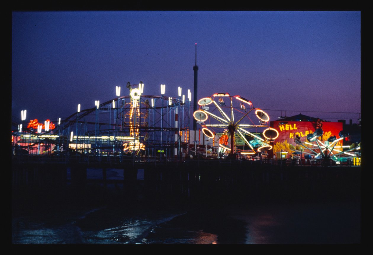 Steeplechase Pier om natten, Atlantic City, New Jersey, USA af John Margolies