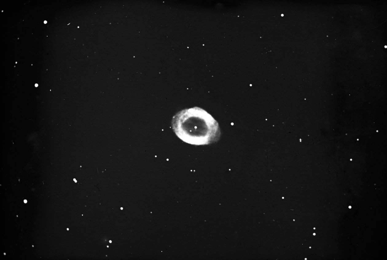 Astronomisk glaspladebillede af ringformet tåge i Lyren (glasnegativ) af John Stanley Plaskett