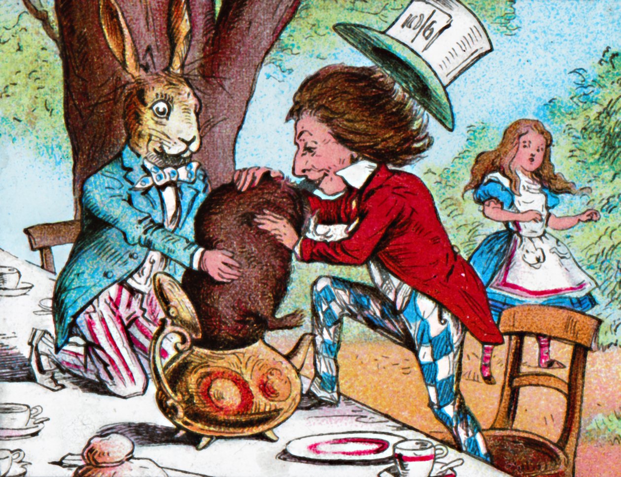 Den gale hattemager og martsharen forsøger at putte sovemusen i en tekande, c1910 af John Tenniel