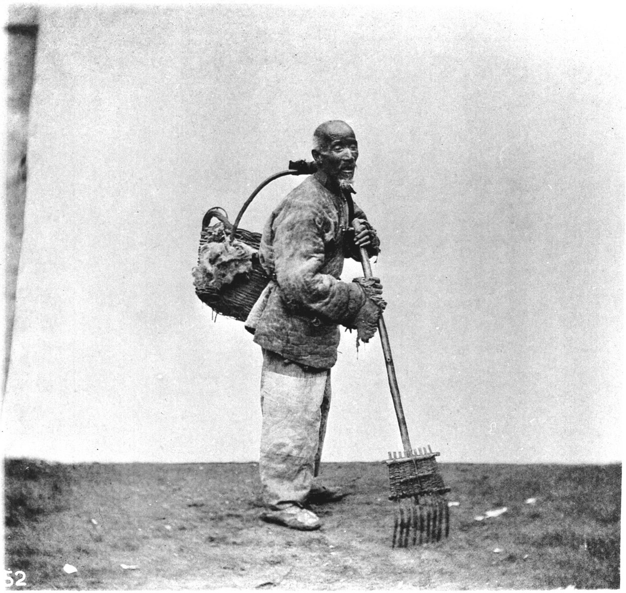 En daglig avis i Kina omkring 1870 (foto) af John Thomson