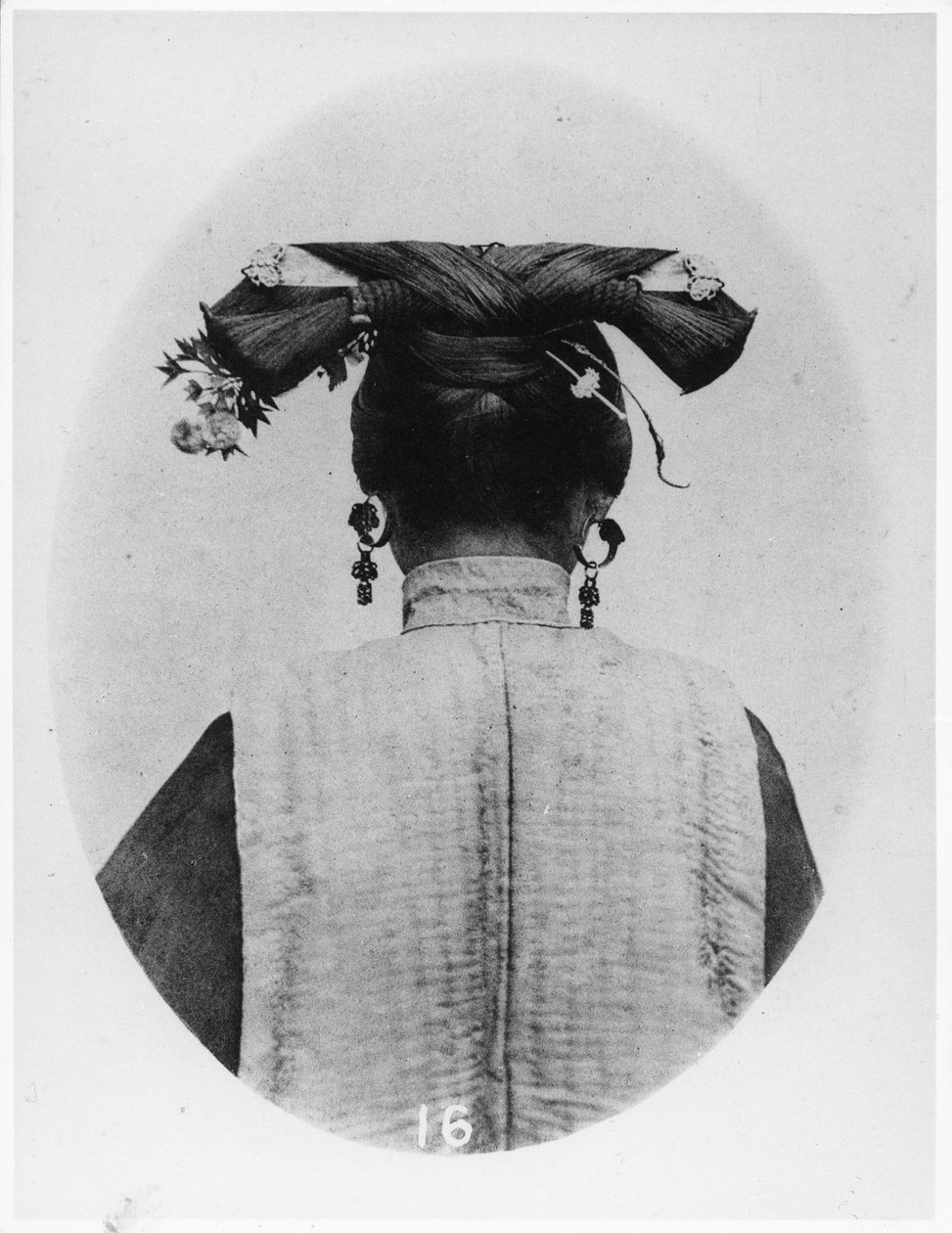Bagfra af Coiffure af gift Manchu matrone, c.1867-72 af John Thomson