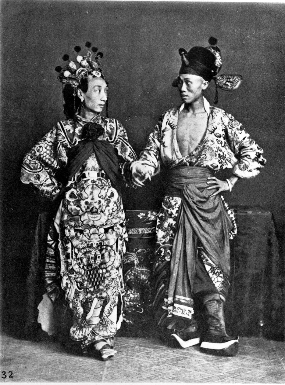 Kina, 2 skuespillere (mænd) dans, ca. 1870 (foto) af John Thomson