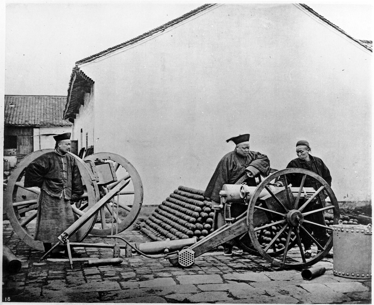 Kina, artilleriofficerer og soldater ca. 1870 (foto) af John Thomson