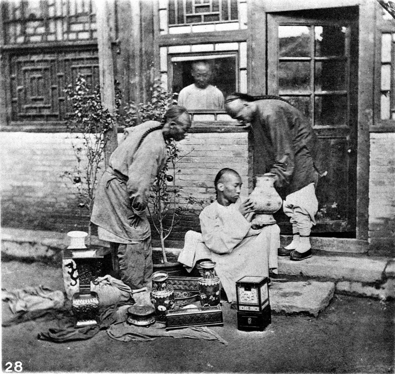 Kina, brokanneren eller kunstelskeren c. 1870 (foto) af John Thomson