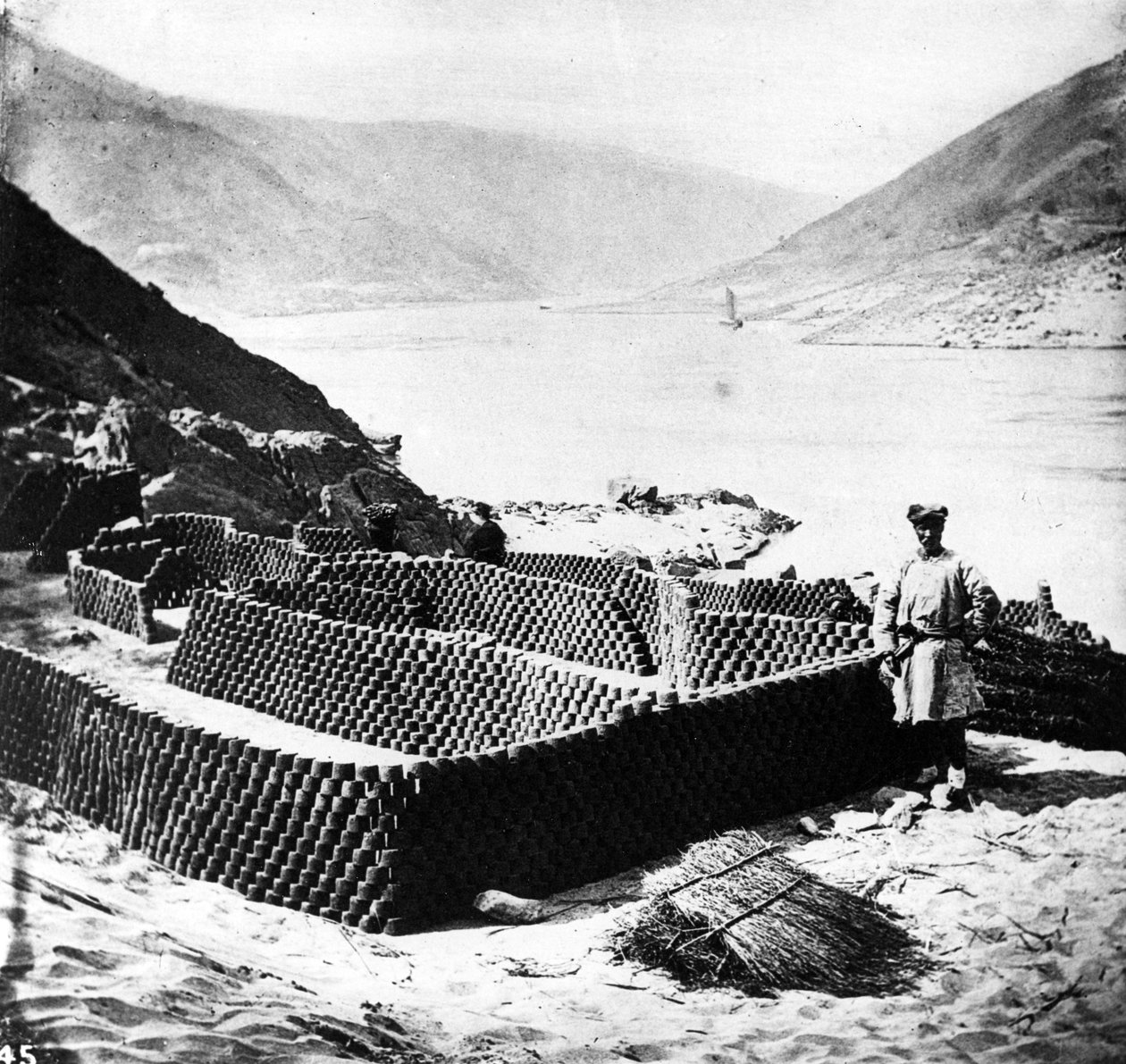 Tørring af brændstof til eksport, Hubei-provinsen, ca. 1870 af John Thomson