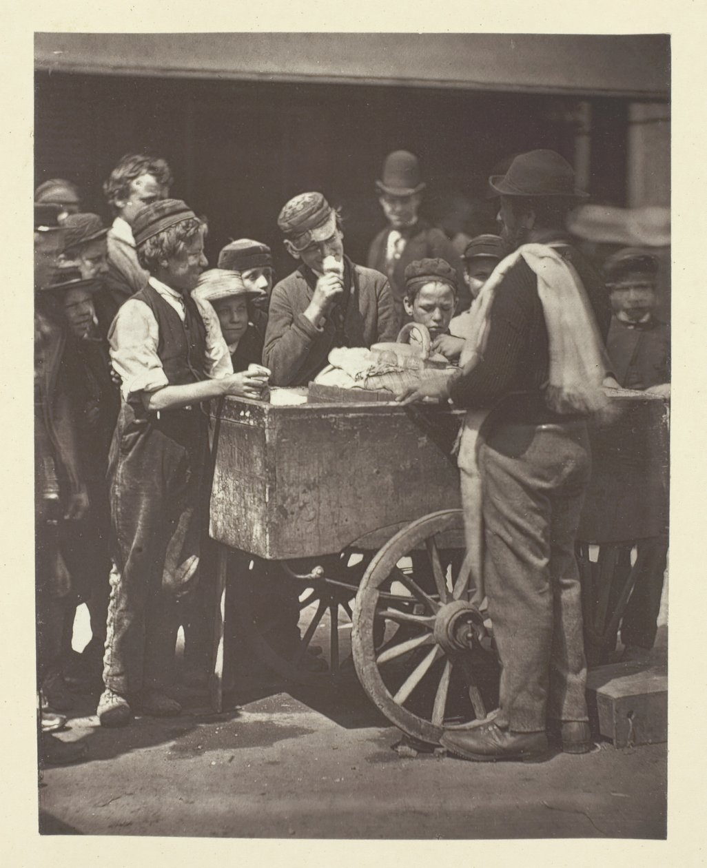 Halfpenny Ices, 1881. af John Thomson