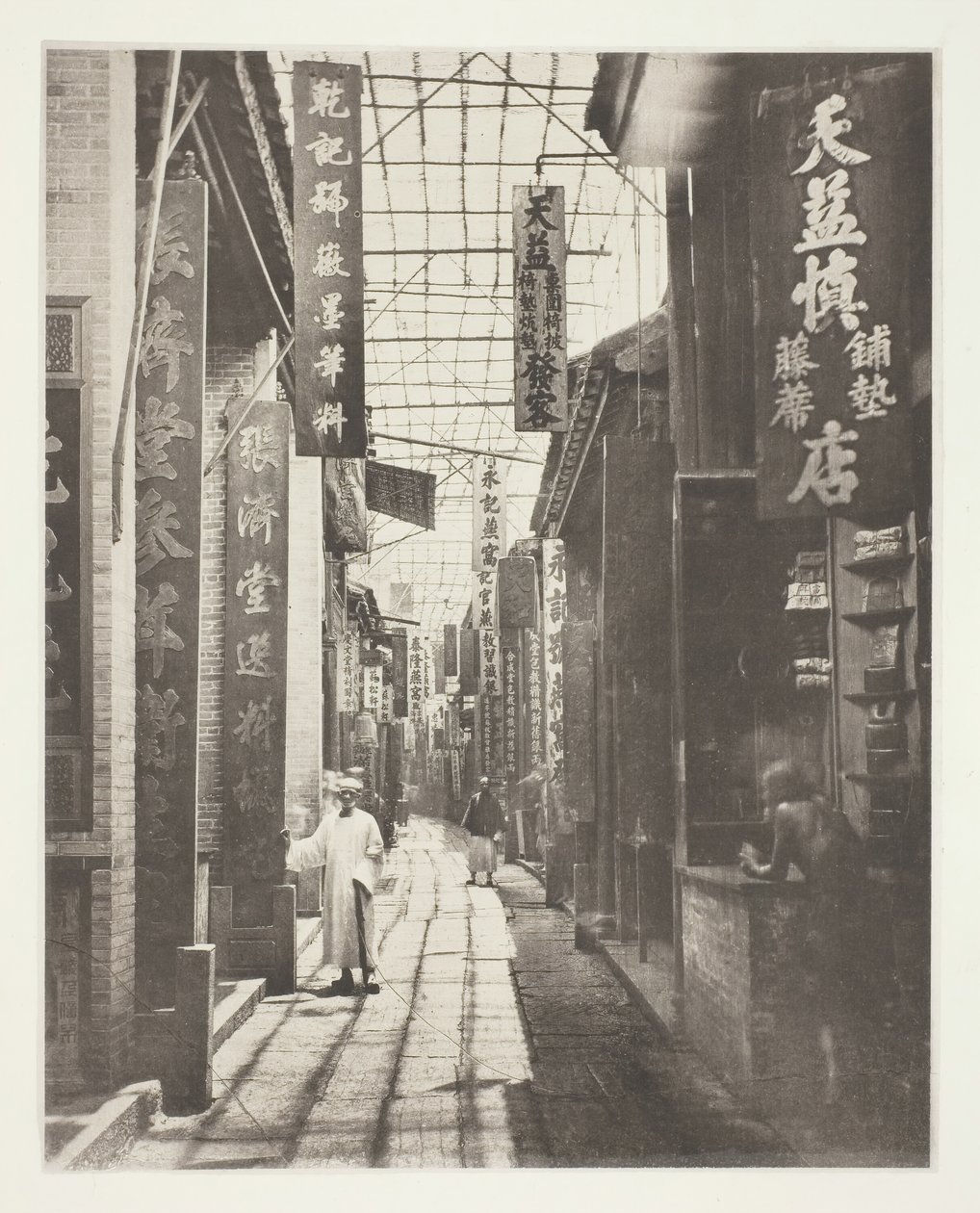 Physic Street, Canton, ca. 1868. af John Thomson